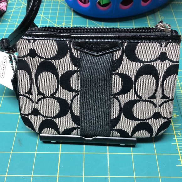 Coach signature zippered change purse brand new with tags 6 1/2 x 4 1/2 - Picture 2 of 6